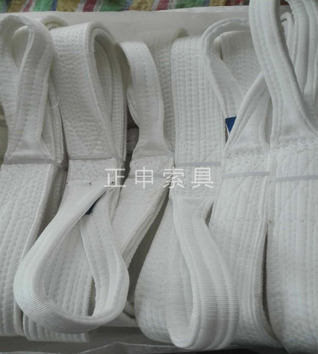 客户大批量订购的两头扣白丙纶吊带现已顺利发货