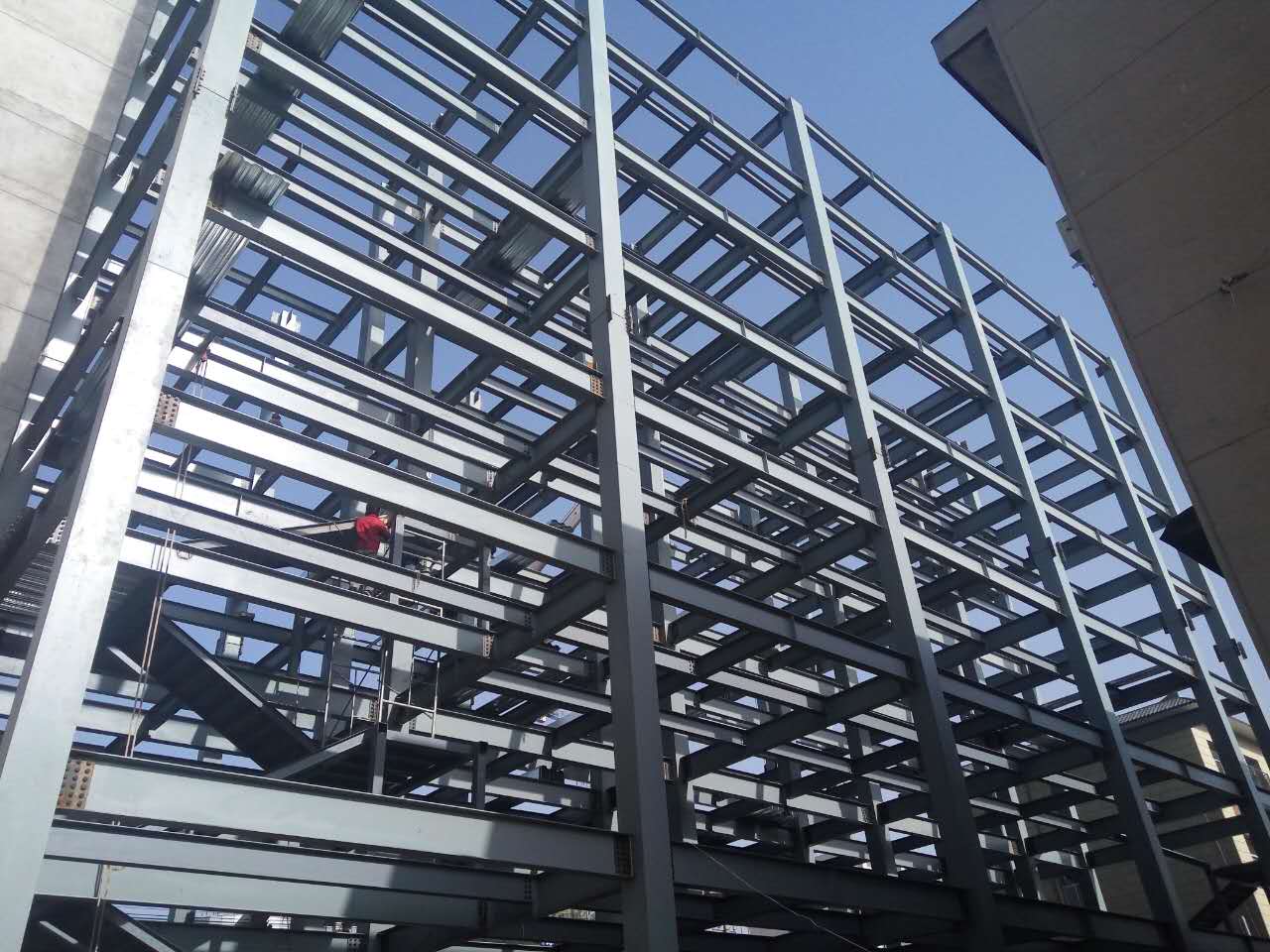 大型钢结构主要施工方法：散装法